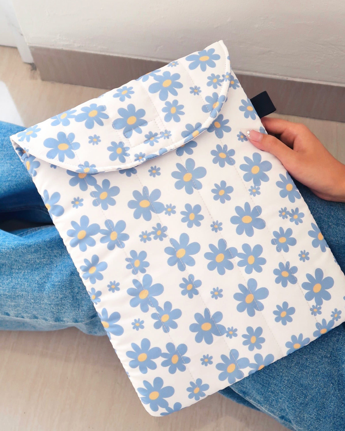 PUFFY LAPTOP SLEEVE - BLUE DAISIES