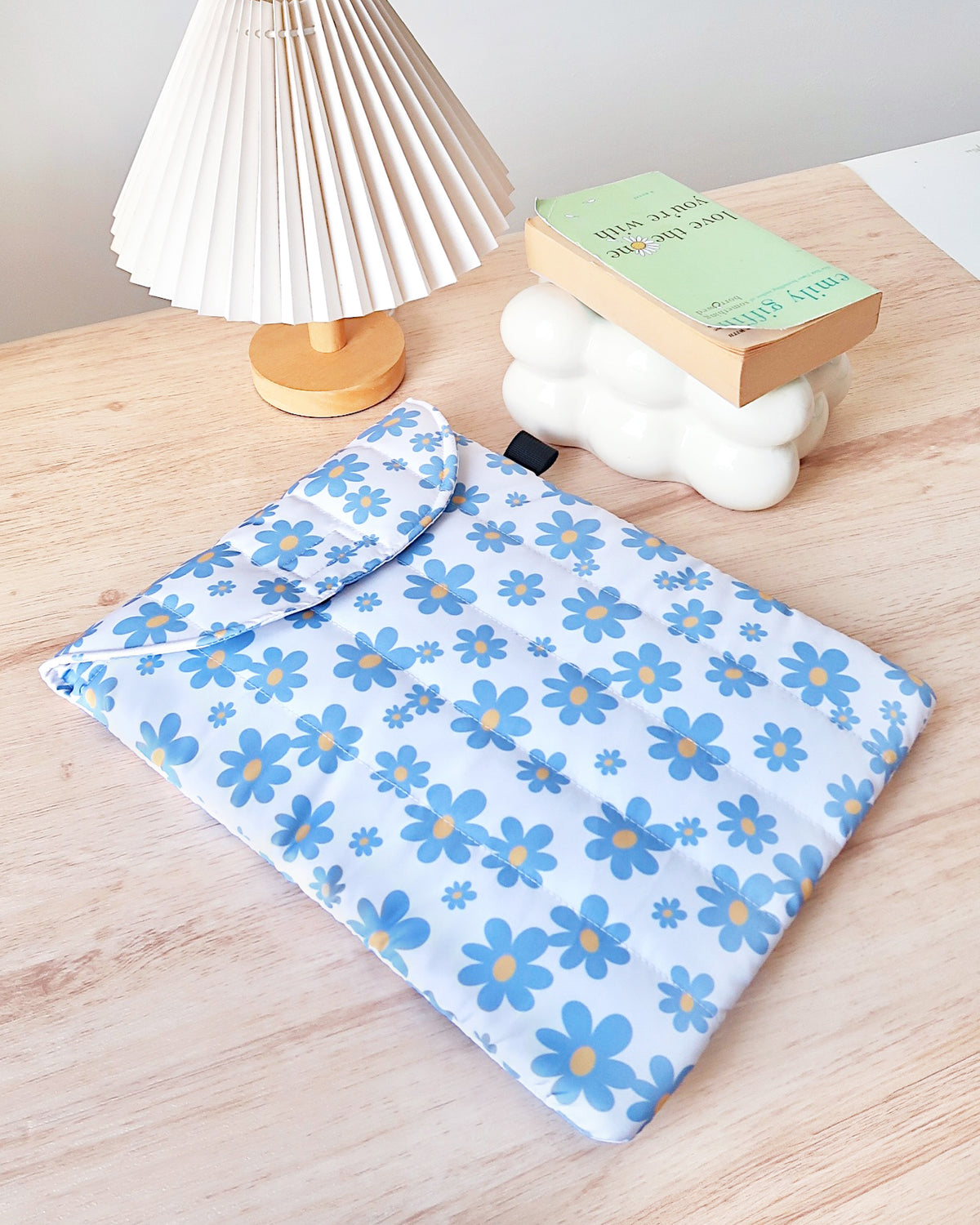 PUFFY LAPTOP SLEEVE - BLUE DAISIES